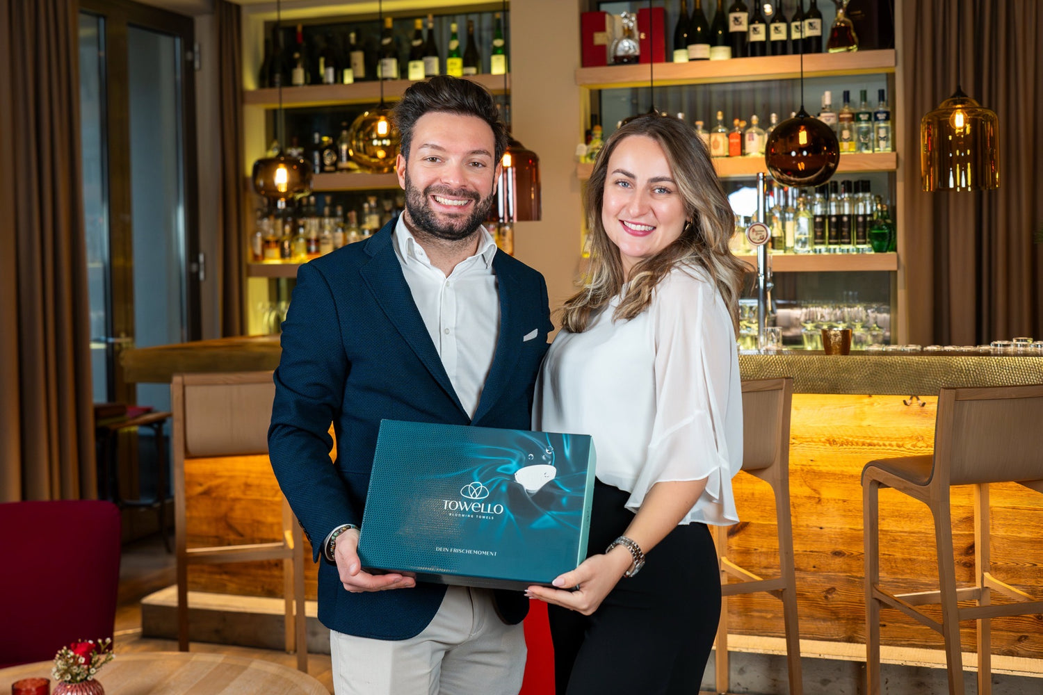 Alexander Pohly Vertrieb international und Larissa Russegger, Gründerin und Geschäftsführerin mit stilvoller TOWELLO Set-Verpackung