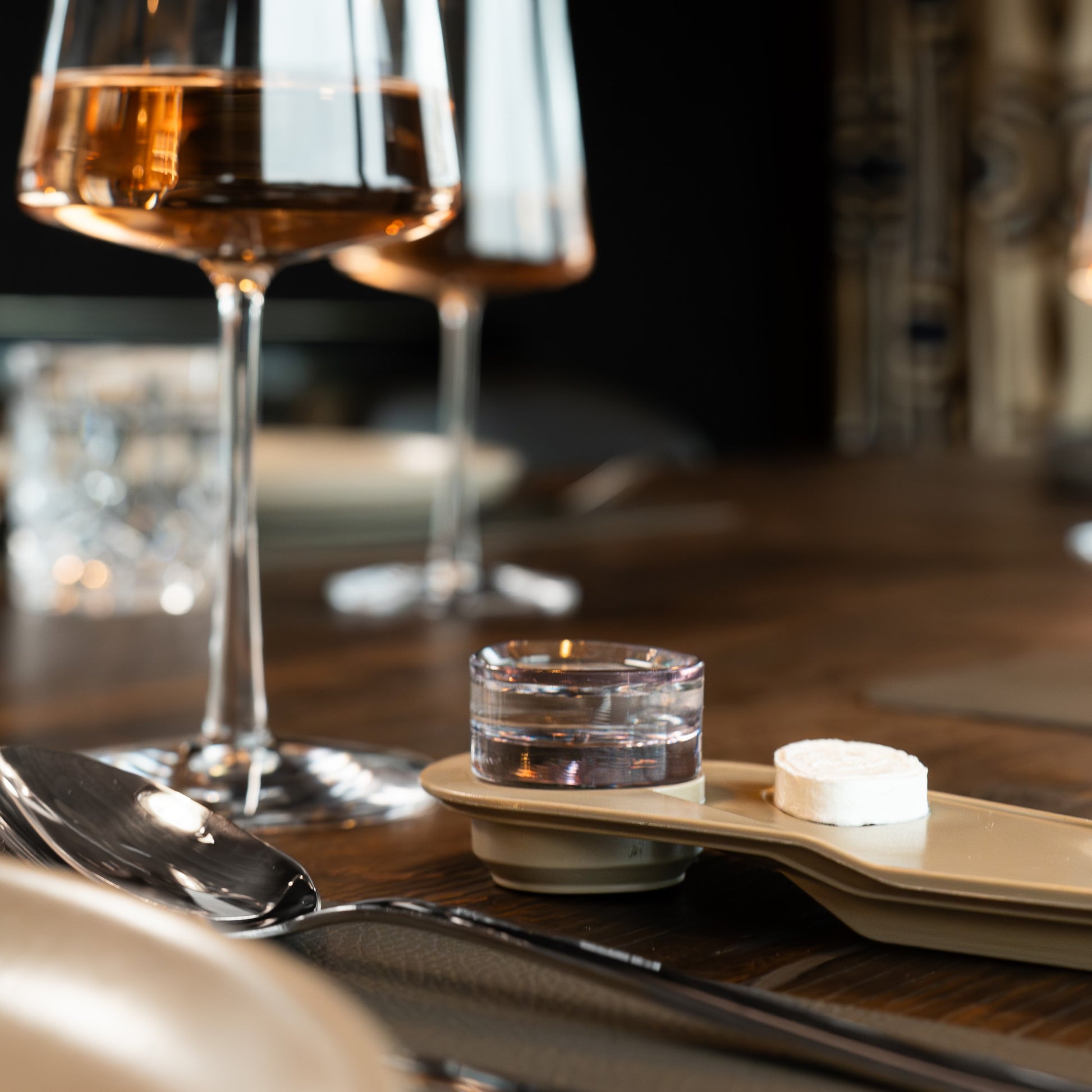 TOWELLO Bloom Set mit klarem Frischegefäß als ästhetisches Add-On auf elegant gedecktem Tisch in Österreich gefertigt.